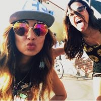 Bruna Marquezine tem dia turístico em Los Angeles e anda de skate com amiga