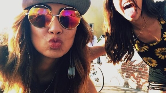 Bruna Marquezine tem dia turístico em Los Angeles e anda de skate com amiga