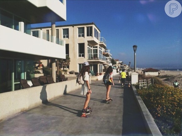 Bruna Marquezine e Stephannie Oliveira andam de skate em Manhattan Beach, em Los Angeles, nos EUA