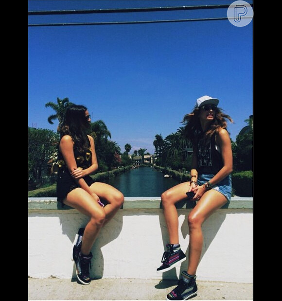 Bruna Marquezine e Stephannie Oliveira passeiam por Los Angeles, nos EUA