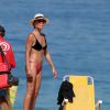 Carolina Ferraz curtiu a segunda-feira, 11 de agosto de 2014, na praia do Leblon, na Zona Sul do Rio