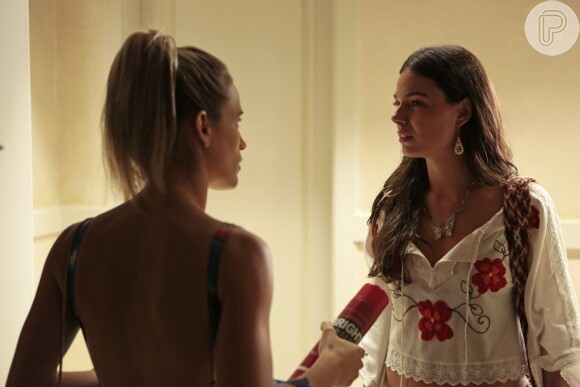 Vitória (Bianca Bin) confronta Sandra (Isis Valverde) e pergunta: 'Você se faz de idiota ou é mesmo burra?', em cena de 'Boogie Oogie'