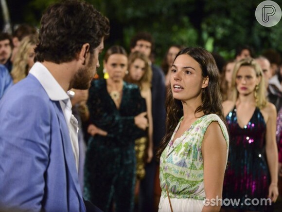 Sandra (Isis Valverde) fez um escândalo na festa de noivado de Vitória (Bianca Bin) e Rafael (Marco Pigossi) deixou a noiva sozinha para ir atrás dela, em 'Boogie Oogie'