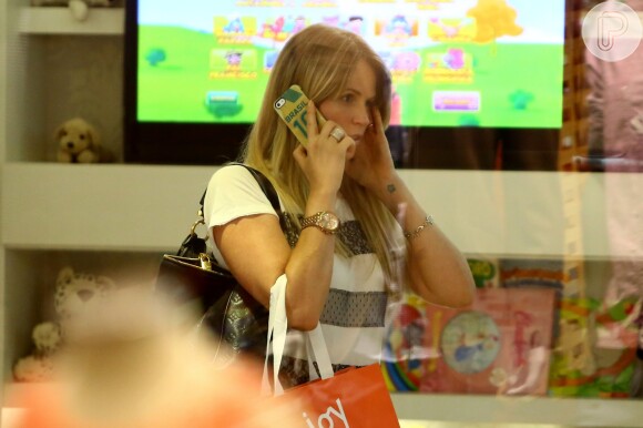 Susana Werner, mulher de Julio Cesar, vai à loja infantil em shopping no Rio