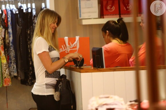Susana Werner foi à loja em shopping no Rio de Janeiro