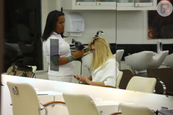 Antonia Fontenelle fez escova nos cabelos em salão de beleza no Rio