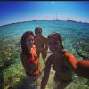 Paula Morais posta foto com amigas em praia paradisíaca na Espanha