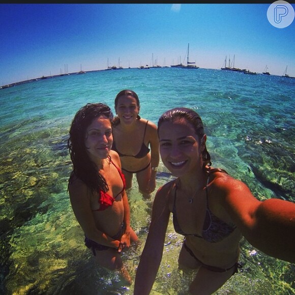 Paula Morais posta foto com amigas em praia paradisíaca na Espanha