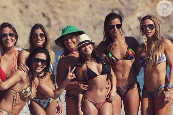 Paula Morais e mãe de Ronaldo, dona Sônia, curtem dia de praia em Ibiza