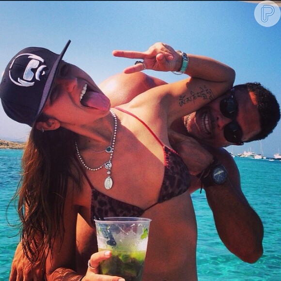 Paula Morais e Ronaldo curtem dia de praia em Ibiza