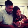 Paula Morais e Ronaldo posam com bebê no colo após crise no noivado