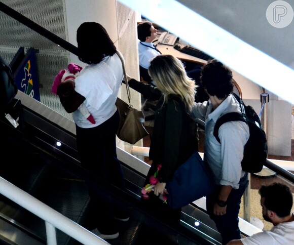 Gabriel Braga Nunes embarcou com a mulher, Isabel Nascimento, e a filha Maria, de 2 meses, no aeroporto Santos Dumont, na Zona Sul do Rio, na manhã desta quarta-feira, 13 de agosto de 2014