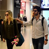Gabriel Braga Nunes viaja acompanhado pela mulher e pela filha de 2 meses