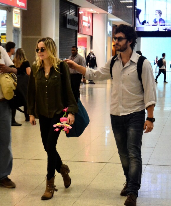 Gabriel Braga Nunes e a mulher, a assistente de direção da TV Globo Isabel Nascimento, embarcaram na manhã desta quarta-feira, 13 de agosto de 2014, no aeroporto Santos Dumont, na Zona Sul do Rio