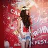 Megan Fox usou uma coroa de flores na cabeça, compondo visual deusas gregas no Carnaval do Rio