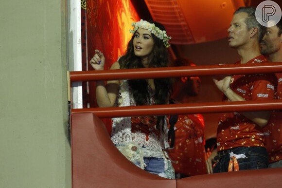 Megan Fox observa o desfile das escolas de samba do Carnaval do Rio