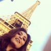 Juliana Paes tira foto com a Torre Eiffel ao fundo, em Paris, na França