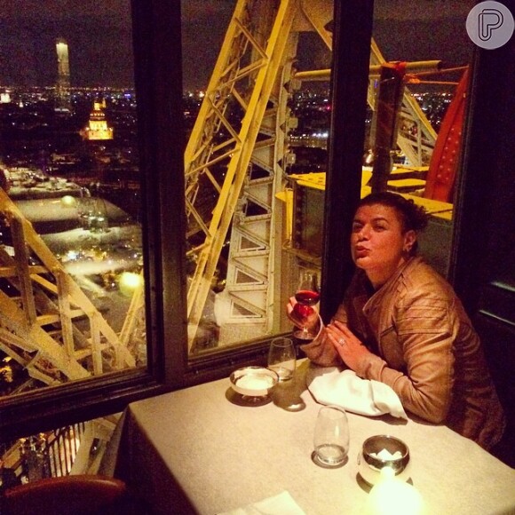 David Brazil janta na Torre Eiffel em Paris, na França