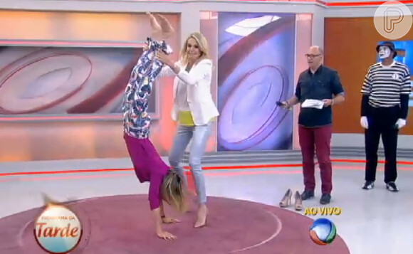 Ticiane Pinheiro 'planta bananeira' na TV: 'Sempre quis trabalhar em circo' (14 de agosto de 2014)