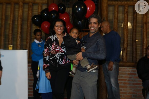 Regina Casé curtiu a festa de José, filho de Carolina Dieckmann, com o pequeno Roque e com o marido, Estévão Ciavatta