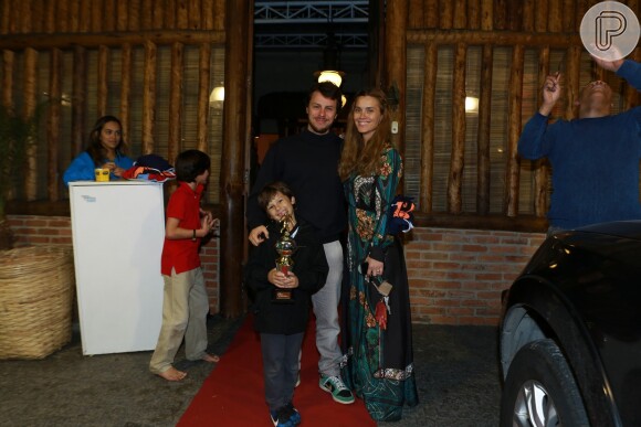 Carolina Dieckmann posou sorridente para fotos com o marido, Tiago Worcman, e com José, de 7 anos
