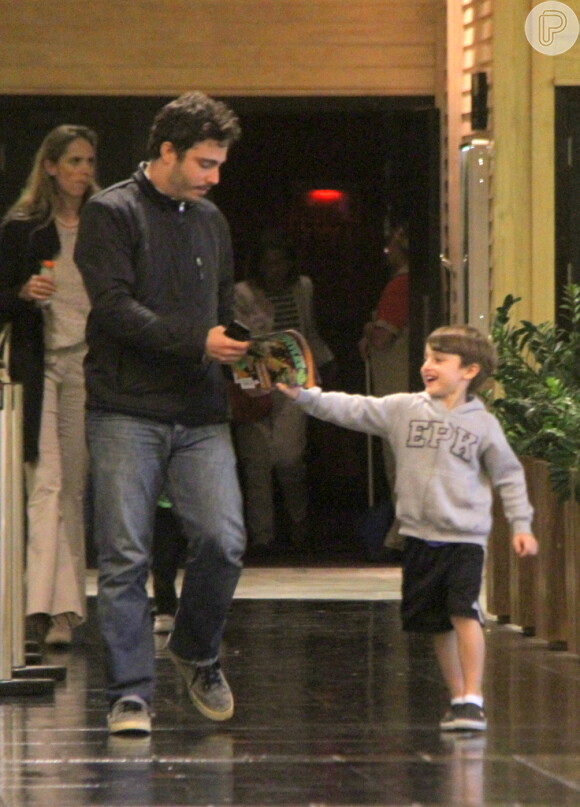 Thiago Rodrigues levou o filho, Gabriel, de 5 anos, ao cinema do shopping Fashion Mall, na Zona Sul do Rio, na noite de quinta-feira, 14 de agosto de 2014
