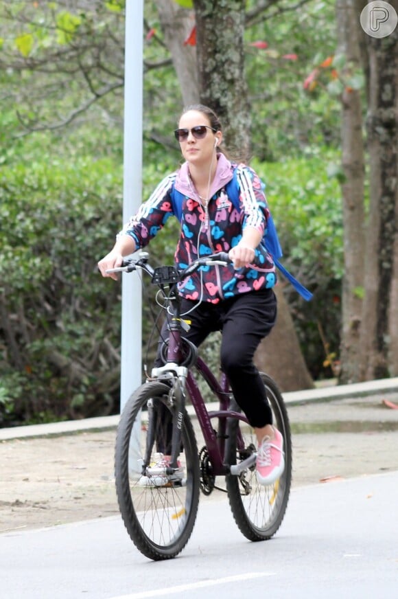 Adriana Birolli passeou de bicicleta na tarde desta sexta-feira, 15 de agosto de 2014, pela orla da Lagoa Rodrigo de Freitas, na Zona Sul do Rio. A atriz está aproveitando os seus últimos momentos de folga antes de voltar a gravar a novela 'Império'