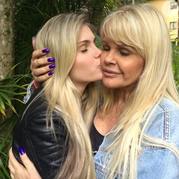 Monique Evans ganha beijo carinhoso da filha, Bárbara
