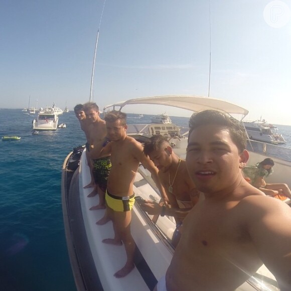 Bruna Marquezine toma sol enquanto Neymar se diverte com amigos em Ibiza