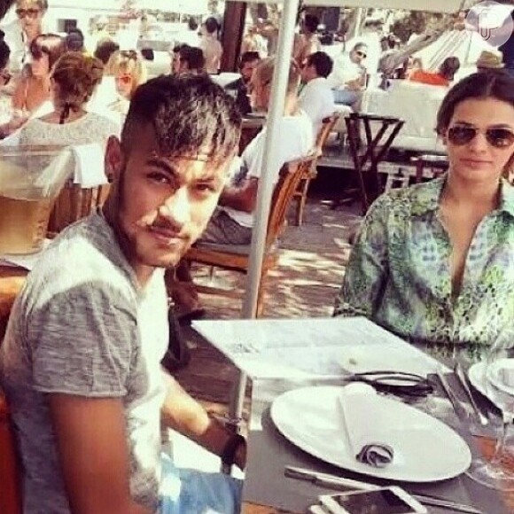 Bruna Marquezine não aparecia muito feliz nas fotos com Neymar em Ibiza