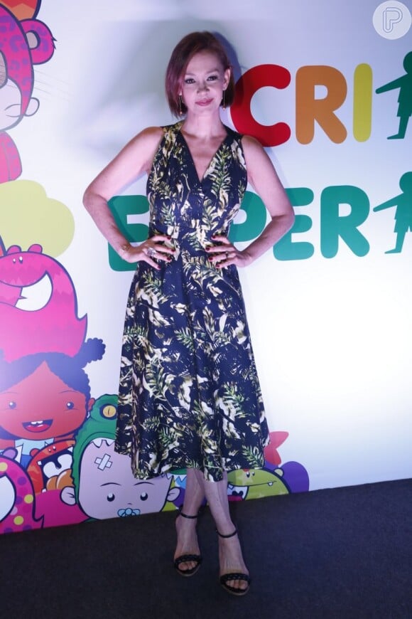 Julia Lemmertz, que apareceu com os cabelos mais curtos, apostou em um vestido com estampa floral e de comprimento midi para o show do Criança Esperança