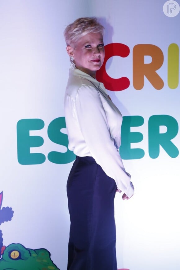 Xuxa escolheu um look comportado para o evento