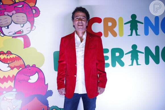 Marcos Palmeira escolheu um blazer vermelho para o Criança Esperança