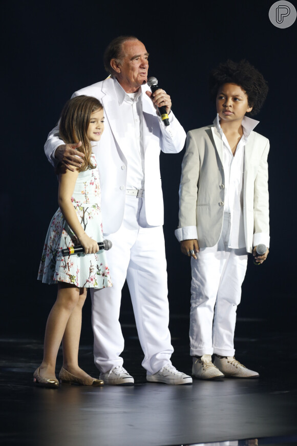 Renato Aragão com os atores mirins Mel Maia e JP Rufino no palco do Criança Esperança