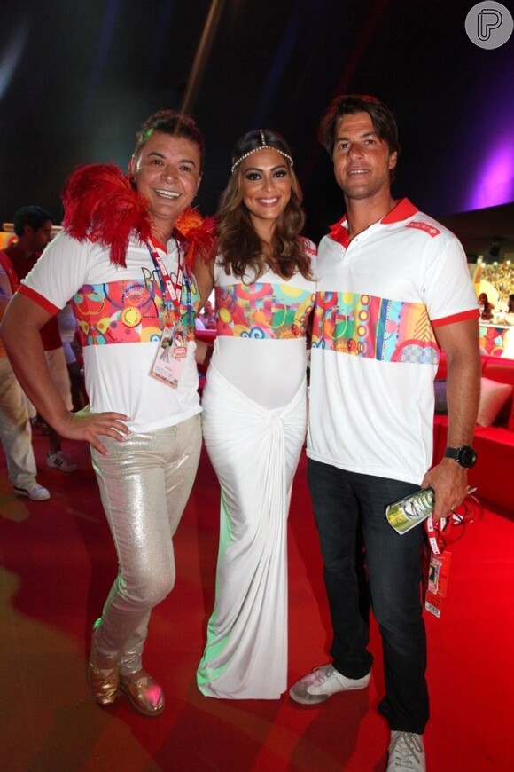 Juliana Paes posa ao lado do promoter David Brazil e do marido, Carlos Eduardo Baptista