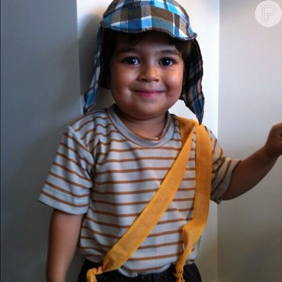 Juliana Paes posta foto do filho, Pedro, vestido de Chaves