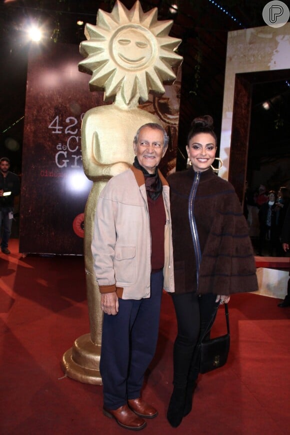 Juliana Paes fez par romântico com Nelson Xavier, no filme 'A Despedida'. Ambos levaram o troféu de melhor ator (atriz) no 42º Festival de Cinema de Gramado