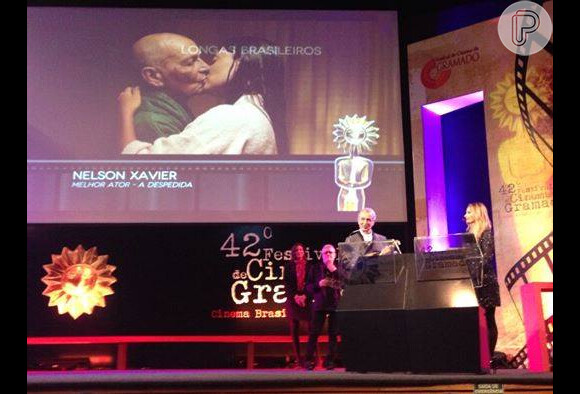 Juliana Paes vence prêmio de melhor atriz pelo filme 'A Despedida'. Nelson Xavier, com quem faz par romântico, também leva prêmio de melhor ator pelo longa