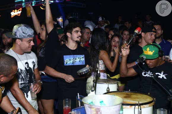 Caio Castro se diverte e anima fãs em boate carioca