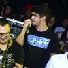Caio Castro canta durante show do grupo Pur'amizade, no Rio