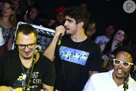 Caio Castro canta durante show do grupo Pur'amizade, no Rio