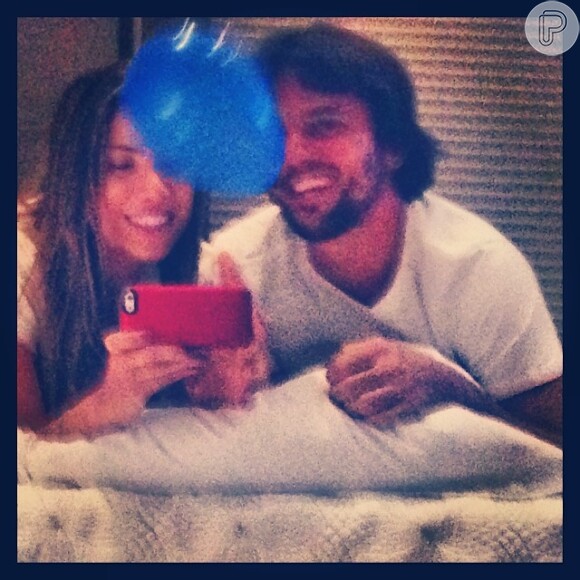 Patricia Abravanel e Fábio Faria revelaram que estavam esperando um menino publicando uma foto de um balão azul no Instagram
