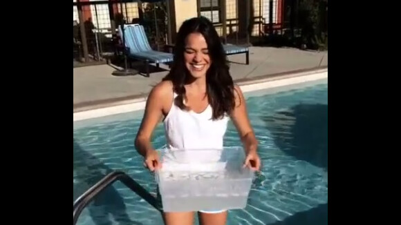Bruna Marquezine aceita desafio de Luan Santana e se molha com o balde de gelo