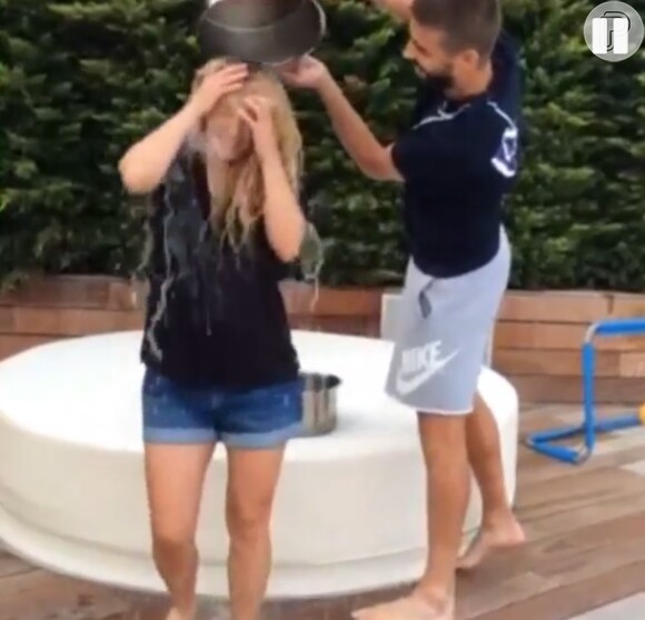 Gerard Piqué joga o balde de gelo em Shakira