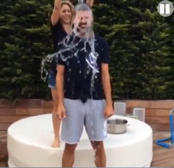 Shakira joga balde de água em Gerard Piqué