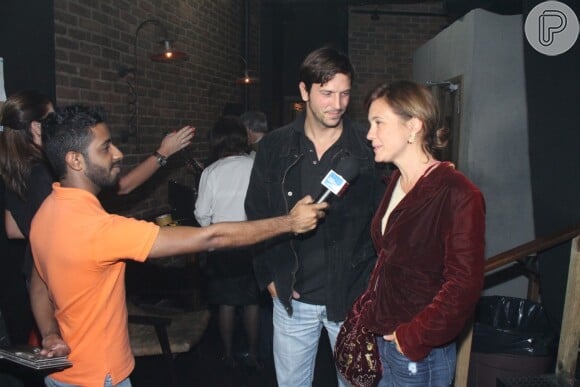 Adriana Esteves e Vladimir Brichta conversam com jornalistas antes do show