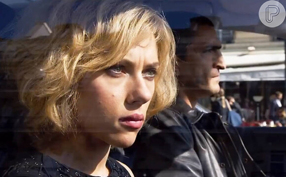 Em 'Lucy', Scarlett Johansson interpreta uma mulher que se envolve com uma quadrilha de traficantes e é obrigada a transportar drogas dentro do corpo