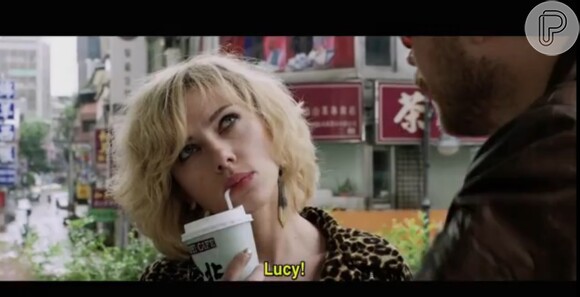 Scarlett Johansson interpreta a jovem Lucy, que é obrigada a transportar drogas dentro do corpo