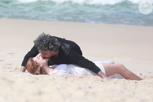 Surpreso com o carinho da amada, o empresário a beija e os dois começam a protagonizar cenas quentes na praia deserta