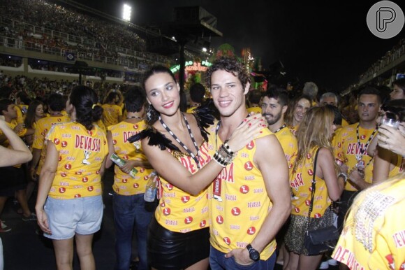 Débora Nascimento e José Loreto posam para fotos depois de beijos apaixonados